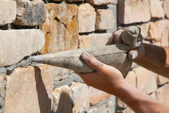 Derz torbasıyla taş aralarına derz harcı sıkılması