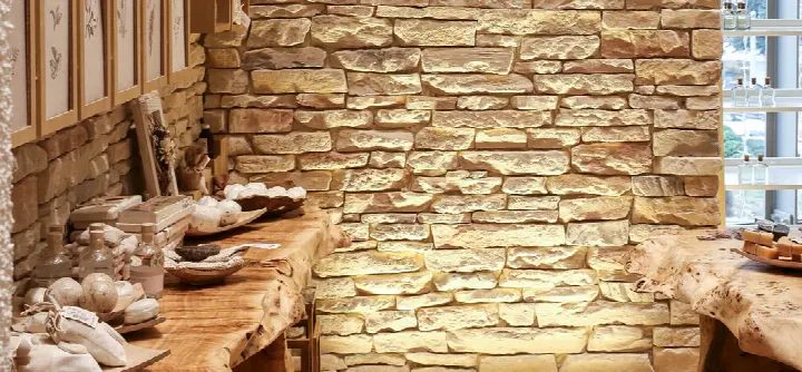 İç mekânda taş duvar kaplama ve ahşap tezgâh