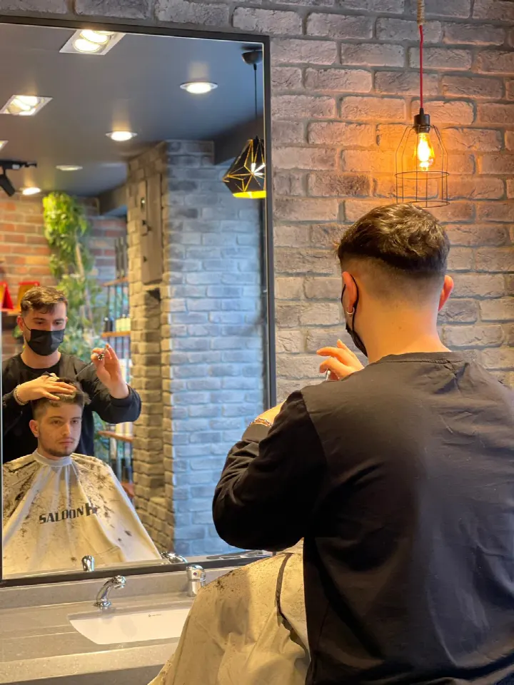 Kuaför salonunda tuğla duvar ve ayna