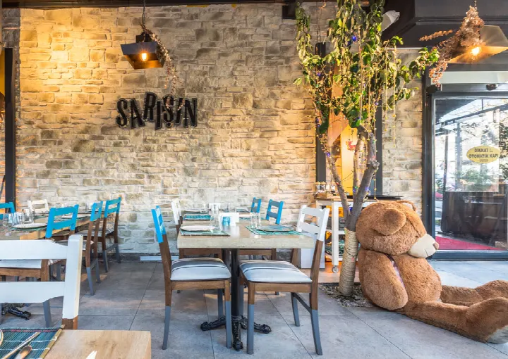 Restoran oturma alanında taş kaplama duvar